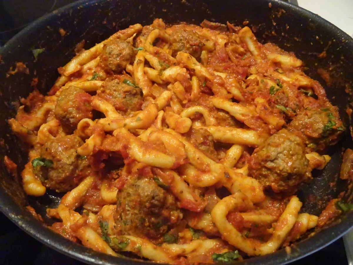 Strozzapreti con Polpette al sugo di pomodori - Rezept - Bild Nr. 7824