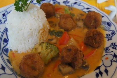 Pikante Mettbällchen mit Gemüse-Curry im Wok und Basmatireis - Rezept - Bild Nr. 7823