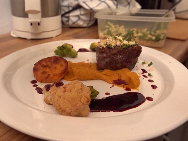 Rinderrücken mit Kräuter-Zwiebel-Bröseln und Rotwein-Balsamico-Reduktion - Rezept - Bild Nr. 2