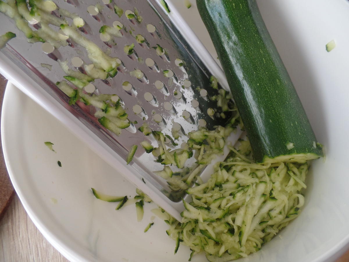 Zucchini-Käse-Waffeln mit Spiegelei und Spinat - Rezept - Bild Nr. 7829
