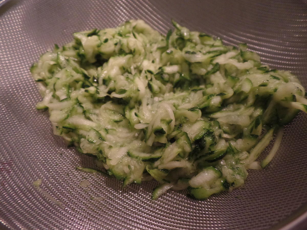 Zucchini-Käse-Waffeln mit Spiegelei und Spinat - Rezept - Bild Nr. 7831