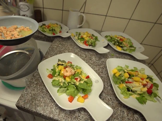 Blattsalate mit Garnelen auf Thousand Island Dressing, - Rezept - Bild Nr. 2