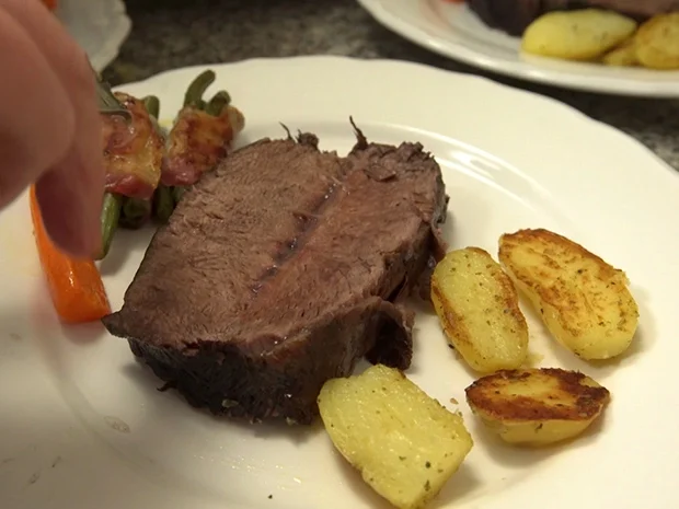 Rezept: Böfflamott, dazu Bohnenpäckchen umhüllt mit Speck und Majoran-Kartöffelchen Bild Nr. 7827 Böfflamott, dazu Bohnenpäckchen umhüllt mit Speck und Majoran-Kartöffelchen - Rezept - Bild Nr. 7827