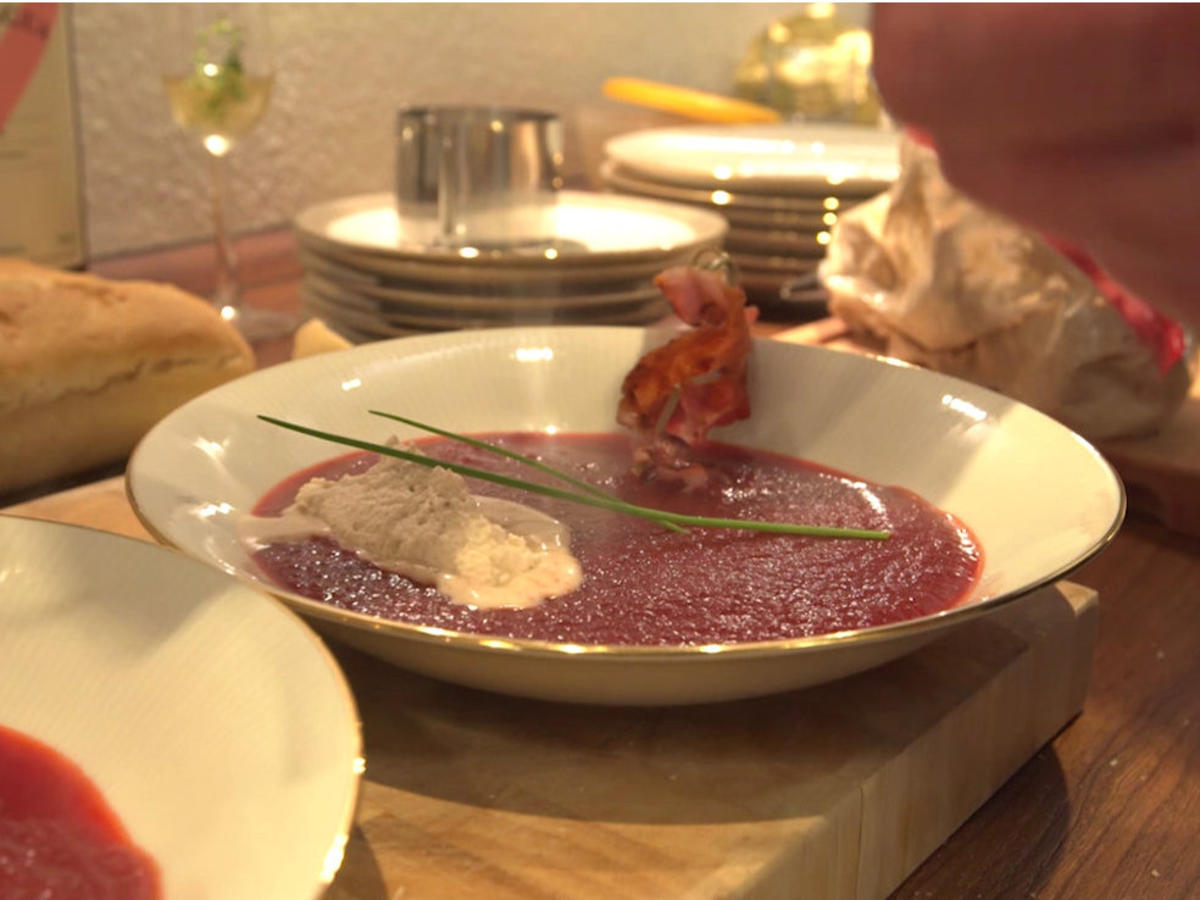 Rote Rübensuppe mit Zimtsahne, frische Baguettescheiben - Rezept ...