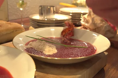 Rote Rübensuppe mit Zimtsahne, frische Baguettescheiben - Rezept - Bild Nr. 2
