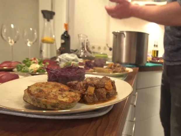 Wildgulasch, Rotweinbirnen, Serviettenknödel und Rotkohl, dazu winterlicher Feldsalat - Rezept - Bild Nr. 2