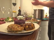 Rezept: Wildgulasch, Rotweinbirnen, Serviettenknรถdel und Rotkohl, dazu winterlicher Feldsalat Bild Nr. 2 Wildgulasch, Rotweinbirnen, Serviettenknรถdel und Rotkohl, dazu winterlicher Feldsalat - Rezept - Bild Nr. 2