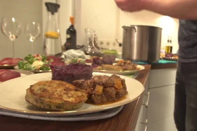 Wildgulasch, Rotweinbirnen, Serviettenknödel und Rotkohl, dazu winterlicher Feldsalat - Rezept - Bild Nr. 2