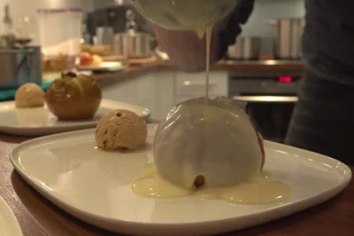 Bratapfel mit Nuss-Cranberryfüllung, Zimteis und Vanillesoße - Rezept - Bild Nr. 2