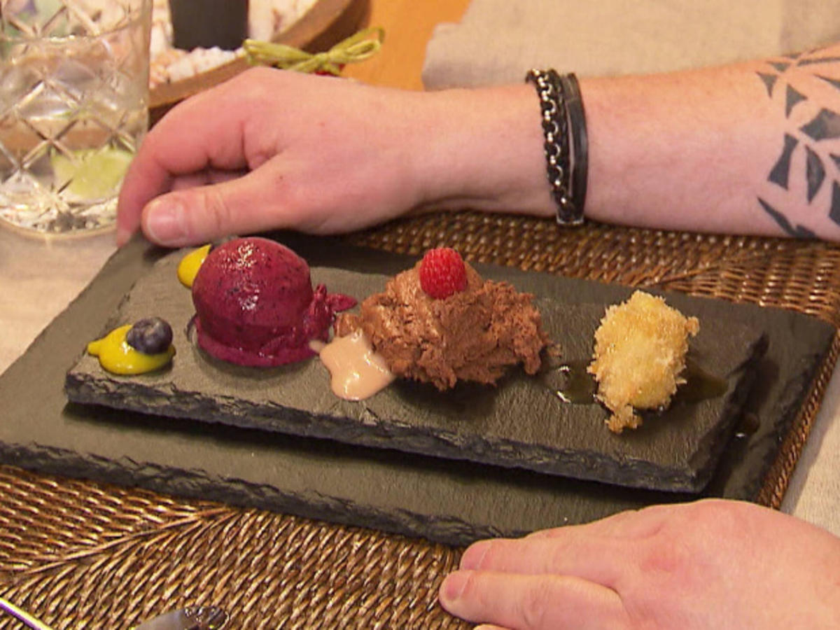 Mousse au Chocolat, gefrostete Blaubeeren und gebackene Banane - von ...