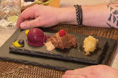 Mousse au Chocolat, gefrostete Blaubeeren und gebackene Banane - Rezept - Bild Nr. 7827