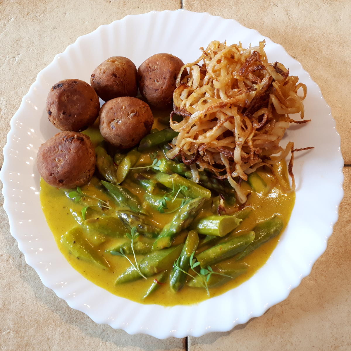 Grüner Spargel in Safran-Soße mit Kartoffelstroh - Rezept - Bild Nr. 7828