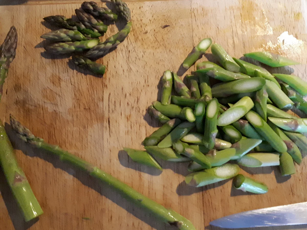 Grüner Spargel in Safran-Soße mit Kartoffelstroh - Rezept - Bild Nr. 7831