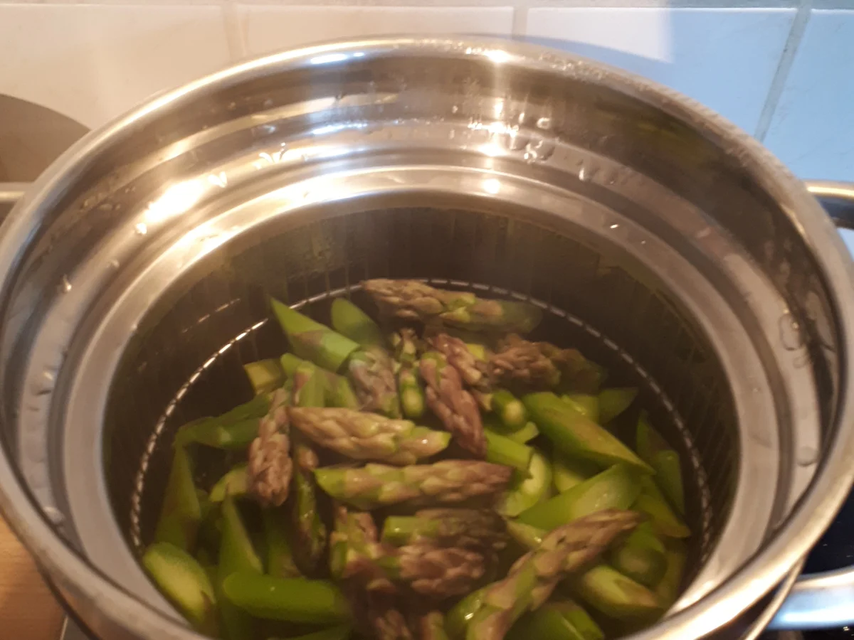 Grüner Spargel in Safran-Soße mit Kartoffelstroh - Rezept - Bild Nr. 7832