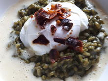 Spinat-Risotto mit pochiertem Ei, Kartoffelschaum und Bacon-Crunch - Rezept - Bild Nr. 7853