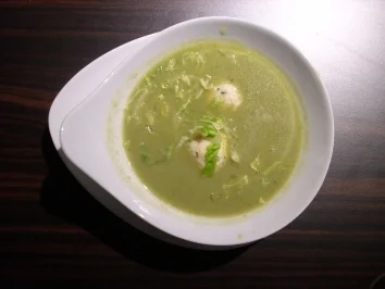 Rezept: Erbsen-Kopfsalatsuppe mit Kresse-Quark-Nocken Erbsen-Kopfsalatsuppe mit Kresse-Quark-Nocken - Rezept