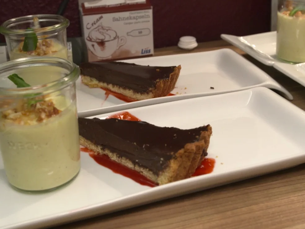 Rezept: Kräftige Schokoladentarte auf einem Himbeerspiegel an weißer Mousse aus Chocolat Bild Nr. 7853 Kräftige Schokoladentarte auf einem Himbeerspiegel an weißer Mousse aus Chocolat - Rezept - Bild Nr. 7853