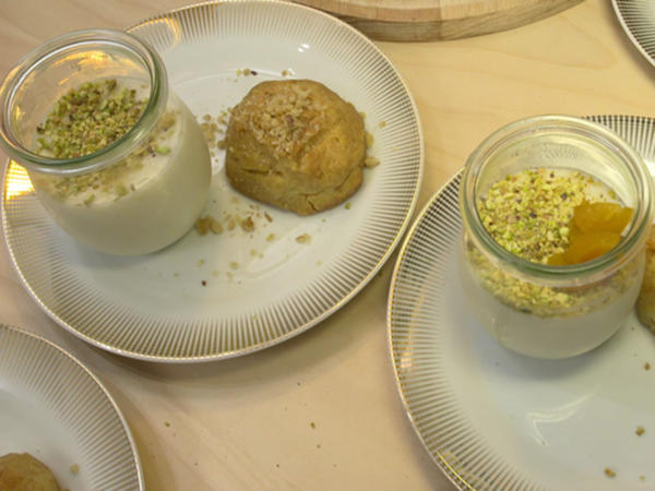 Walnussgebäck Kalbur basti, dazu Mandelcreme mit Pistazien und ...