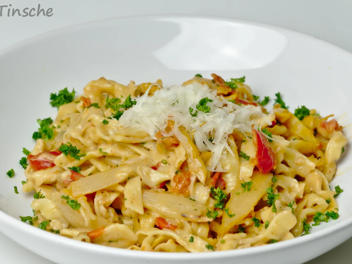 Rezept: Spargel-Tomaten-Dinkel-Tagliatelle Bild Nr. 4 Spargel-Tomaten-Dinkel-Tagliatelle - Rezept - Bild Nr. 4