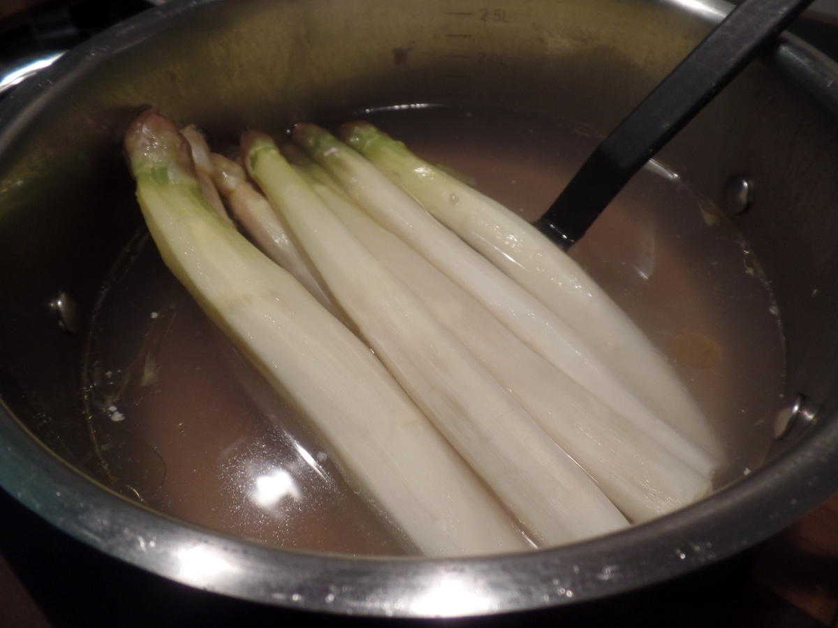 Spargel mit Pilz-Parmesan-Sauce - Rezept - Bild Nr. 7917