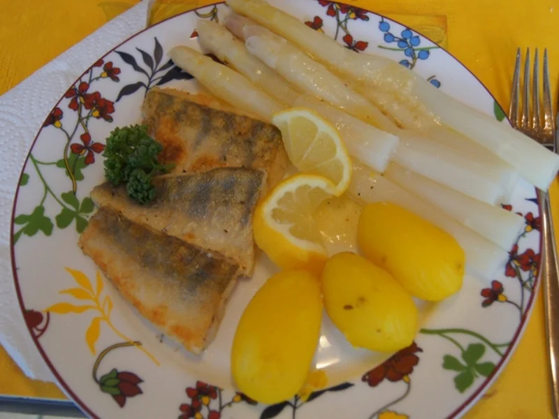 Zanderfilet mit Spargel und Frühkartoffeln - Rezept - Bild Nr. 2
