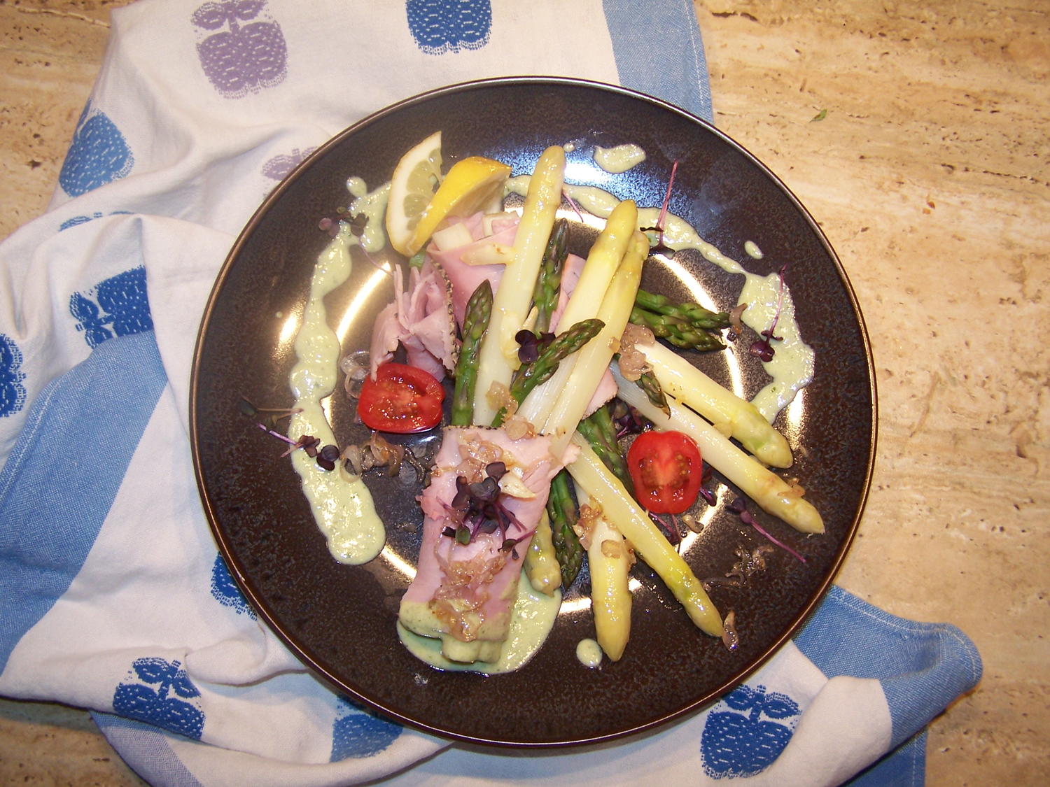 Spargel weiß-grün, mit einem zarten Schinken u. Sößchen - Rezept ...