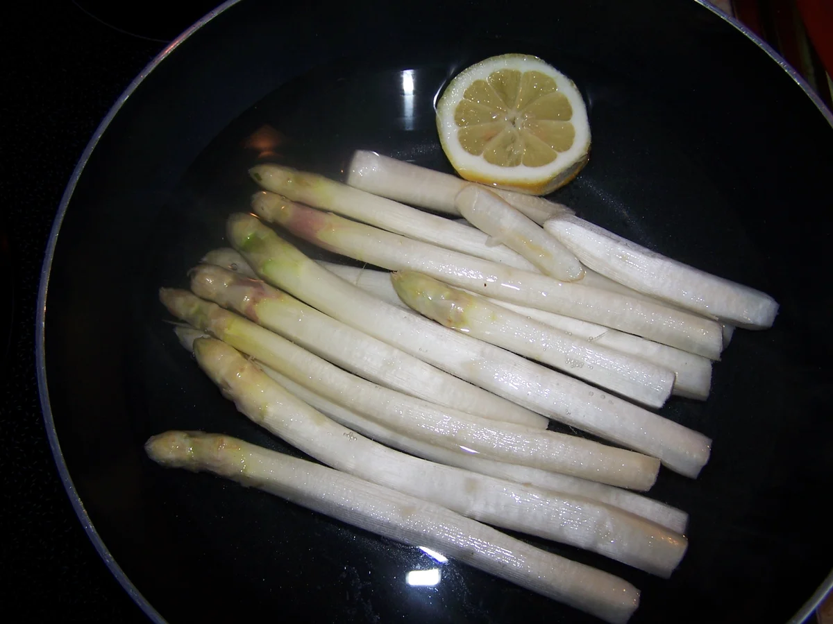 Rezept: Spargel weiß-grün, mit einem zarten Schinken u. Sößchen Bild Nr. 7934 Spargel weiß-grün, mit einem zarten Schinken u. Sößchen - Rezept - Bild Nr. 7934