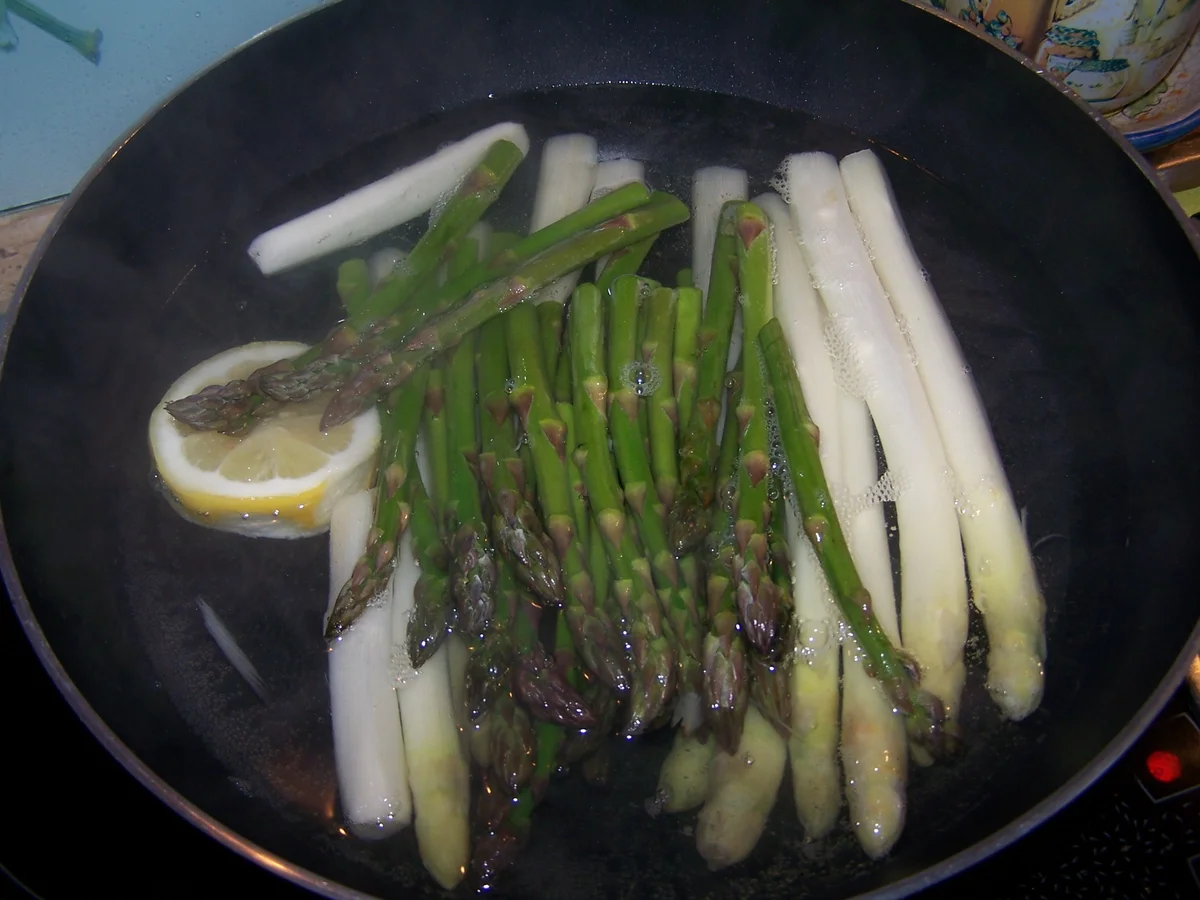 Rezept: Spargel weiß-grün, mit einem zarten Schinken u. Sößchen Bild Nr. 7935 Spargel weiß-grün, mit einem zarten Schinken u. Sößchen - Rezept - Bild Nr. 7935