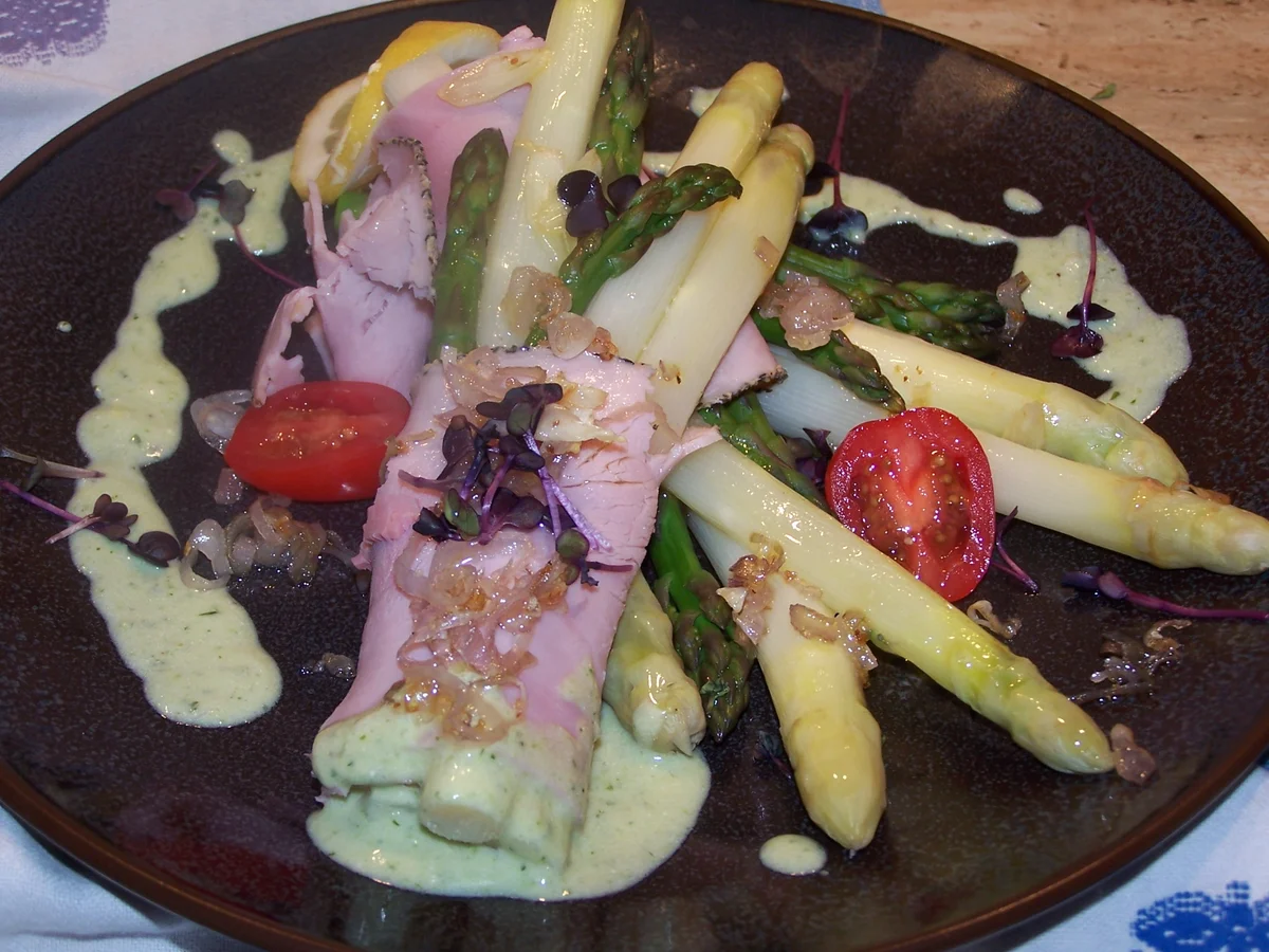 Rezept: Spargel weiß-grün, mit einem zarten Schinken u. Sößchen Bild Nr. 7941 Spargel weiß-grün, mit einem zarten Schinken u. Sößchen - Rezept - Bild Nr. 7941