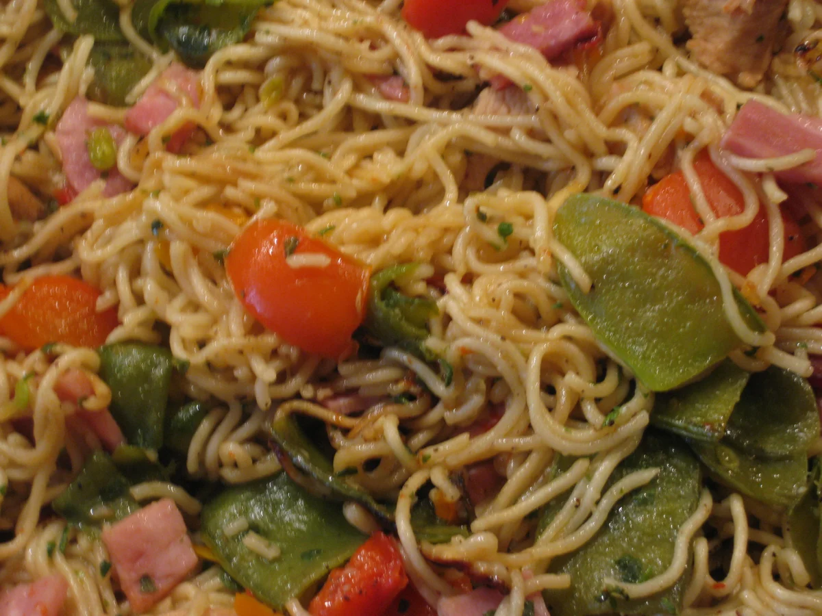 Rezept: Thai-Pfanne mit Hähnchen und Mie-Nudeln Bild Nr. 7933 Thai-Pfanne mit Hähnchen und Mie-Nudeln - Rezept - Bild Nr. 7933