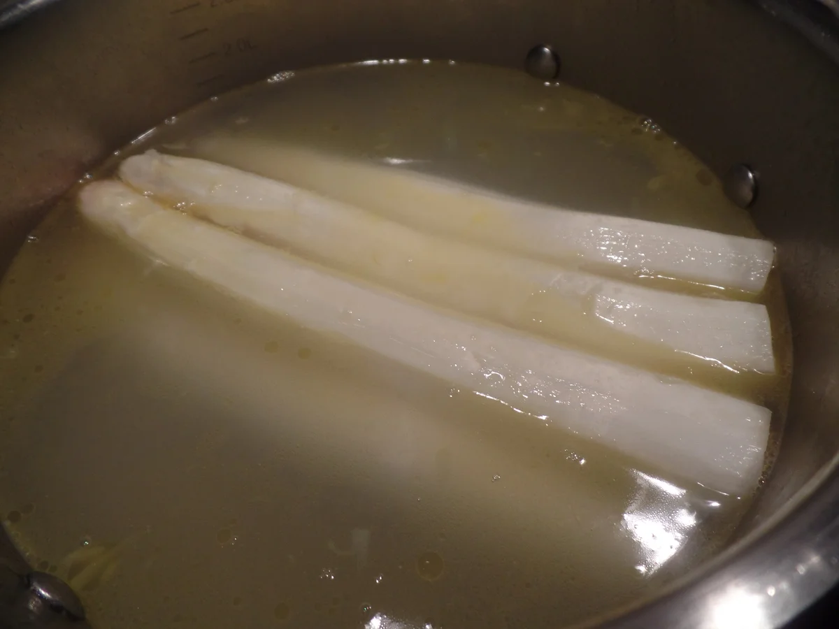 Spargel mit Tomaten-Blitz-Hollandaise - Rezept - Bild Nr. 7954