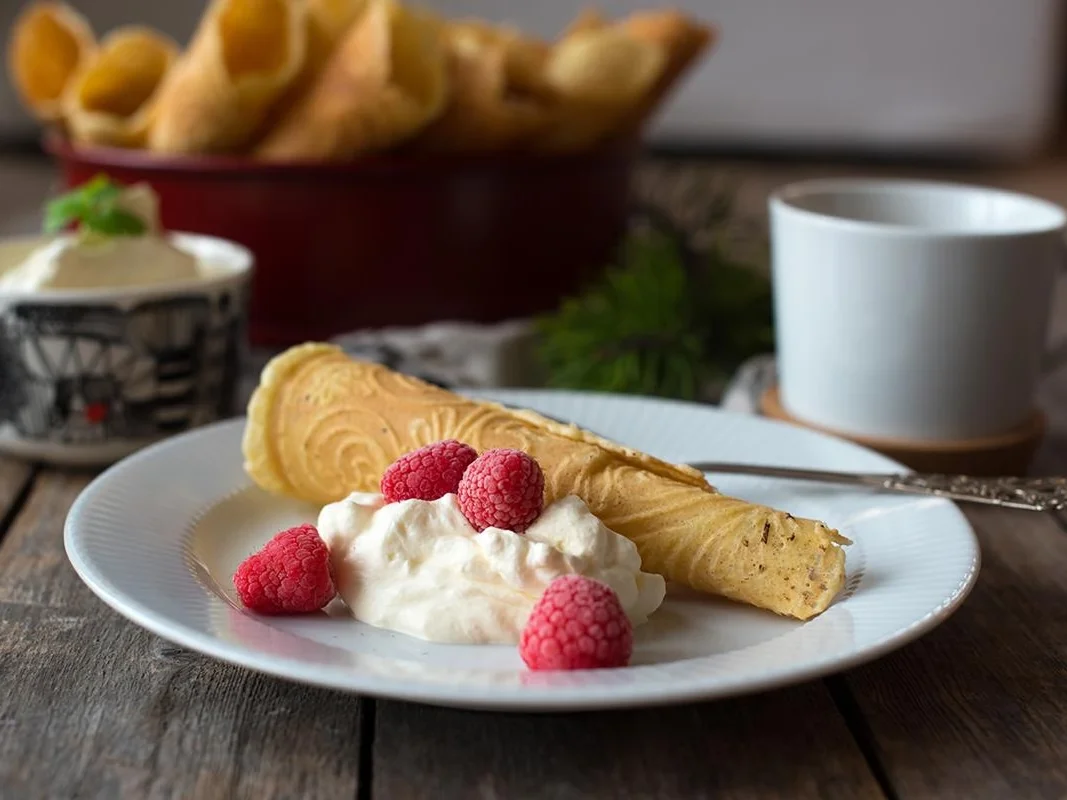 BiNe` S GEFÜLLTE ROLLE MIT CREME & BEEREN - Rezept - Bild Nr. 7957