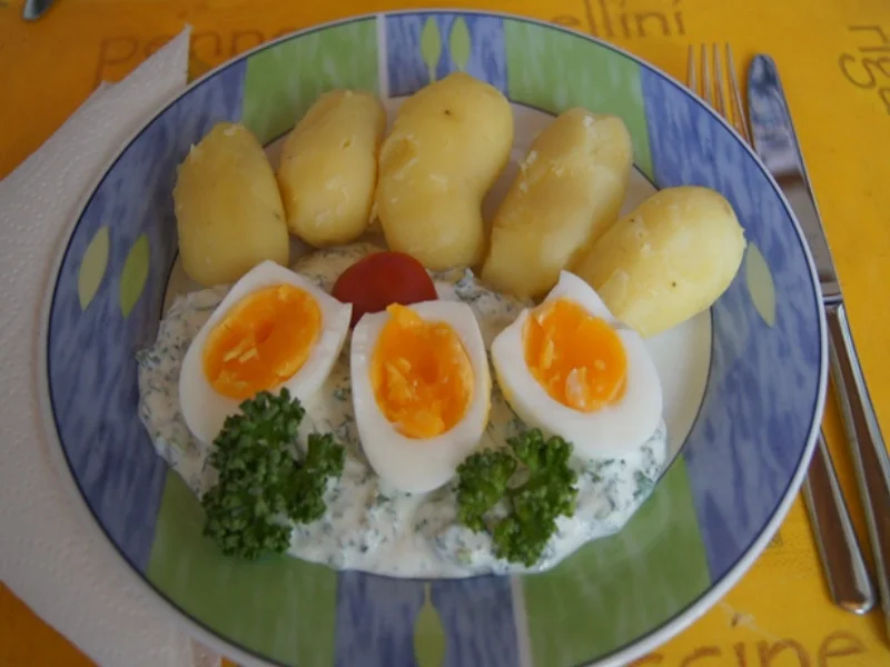 Rezept: Grüne Sauce mit gekochten Eiern und Pellkartoffeln Bild Nr. 2 Grüne Sauce mit gekochten Eiern und Pellkartoffeln - Rezept - Bild Nr. 2