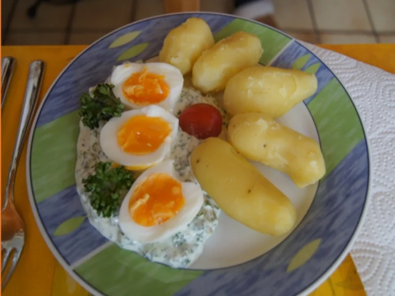 Rezept: Grüne Sauce mit gekochten Eiern und Pellkartoffeln Bild Nr. 8 Grüne Sauce mit gekochten Eiern und Pellkartoffeln - Rezept - Bild Nr. 8