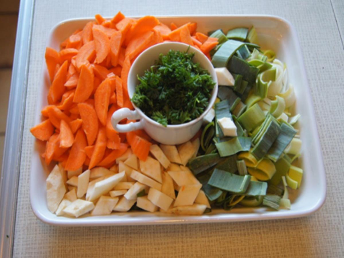 Rindfleischsuppe mit Gemüse und Bratwursteinlage - Rezept - Bild Nr. 7954
