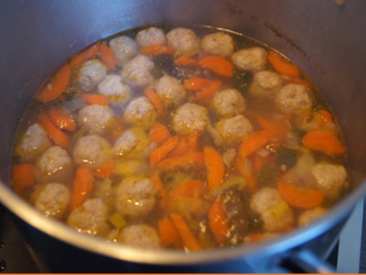 Rindfleischsuppe mit Gemüse und Bratwursteinlage - Rezept - Bild Nr. 7961