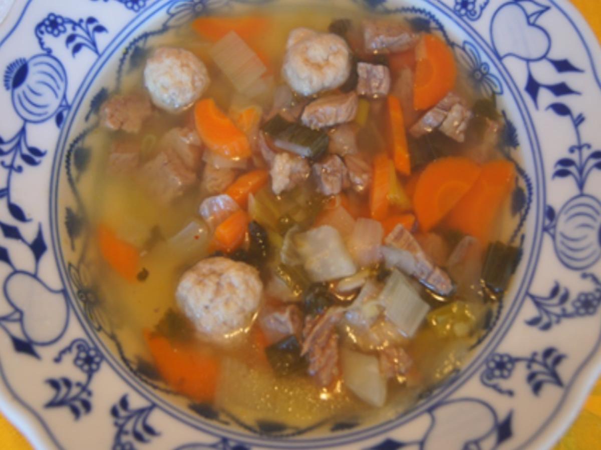 Rindfleischsuppe mit Gemüse und Bratwursteinlage - Rezept - Bild Nr. 7962