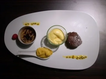 Crème brûlée und Küchlein an Espuma und Sorbet von der Passionsfrucht - Rezept