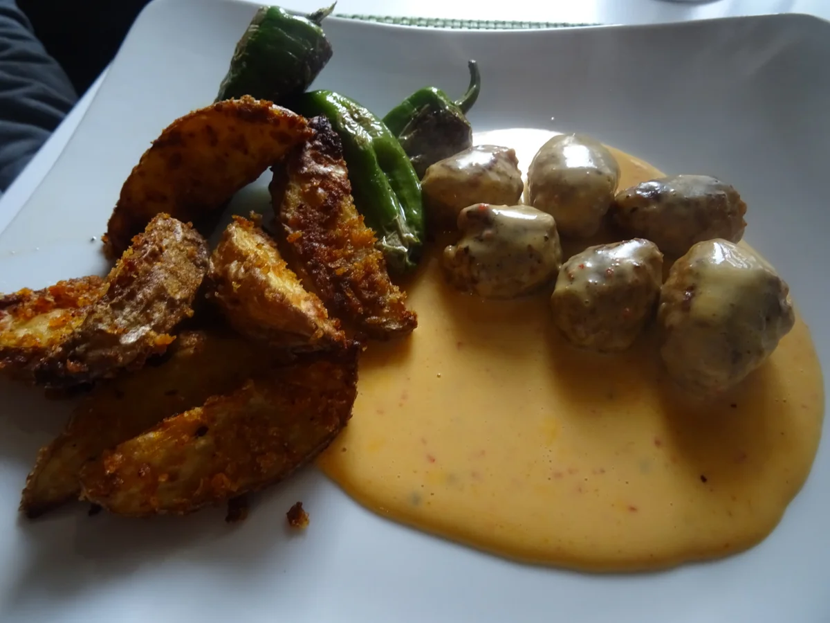 Chorizo-Bällchen in Cheddar-Chili-Soße, Kartoffel-Wedges und Pimientos de Patrón - Rezept - Bild Nr. 7951