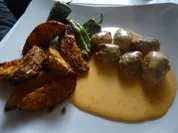 Chorizo-Bällchen in Cheddar-Chili-Soße, Kartoffel-Wedges und Pimientos de Patrón - Rezept - Bild Nr. 7951