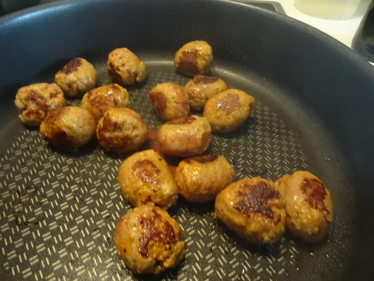 Chorizo-Bällchen in Cheddar-Chili-Soße, Kartoffel-Wedges und Pimientos de Patrón - Rezept - Bild Nr. 7954