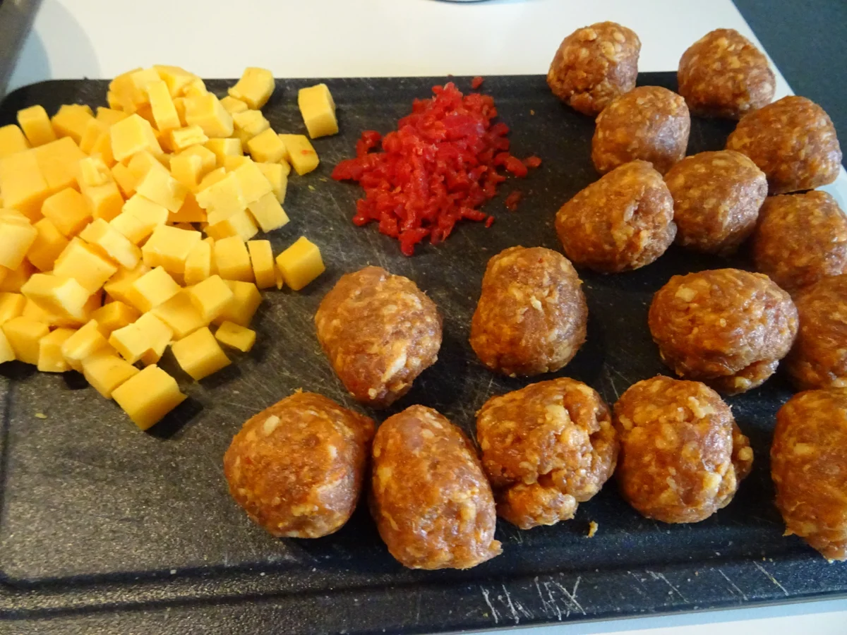 Chorizo-Bällchen in Cheddar-Chili-Soße, Kartoffel-Wedges und Pimientos de Patrón - Rezept - Bild Nr. 7955