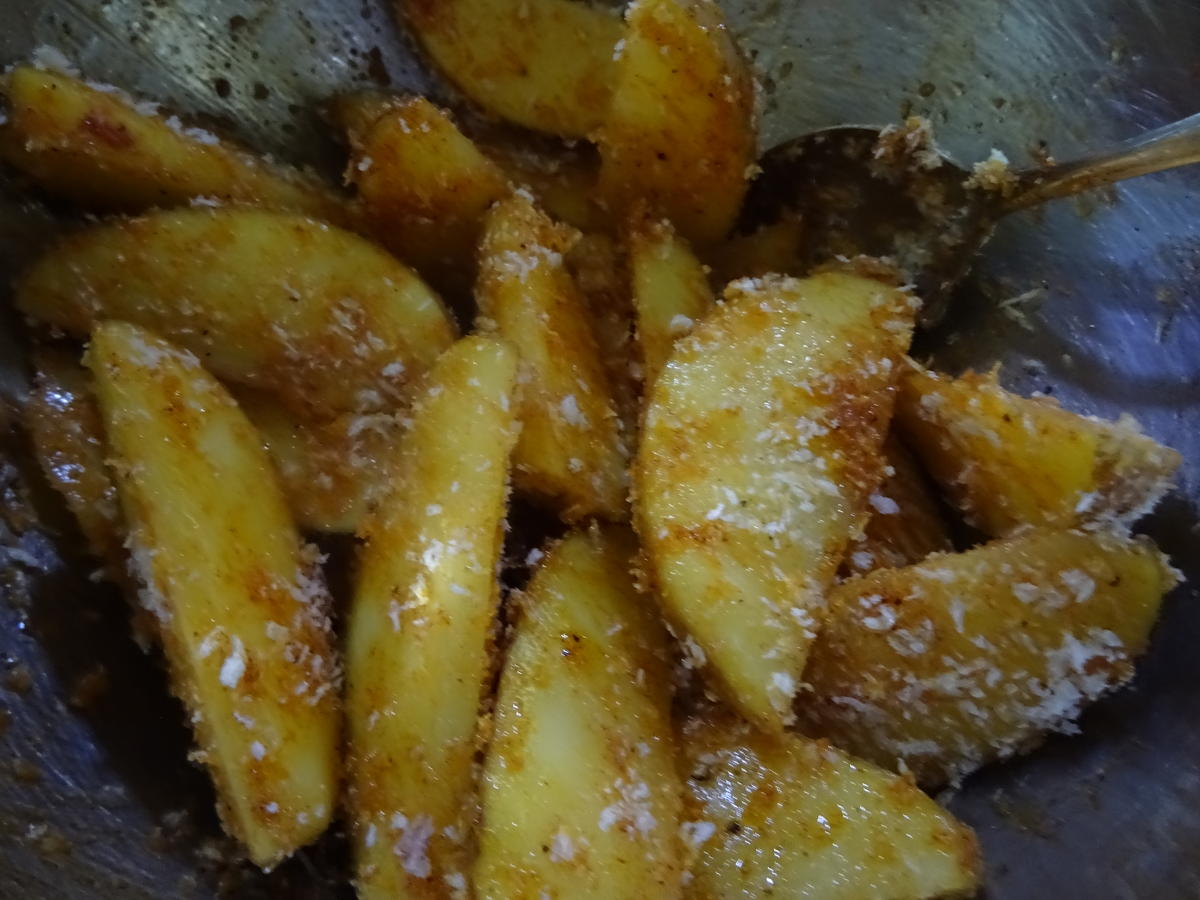 Chorizo-Bällchen in Cheddar-Chili-Soße, Kartoffel-Wedges und Pimientos de Patrón - Rezept - Bild Nr. 7956
