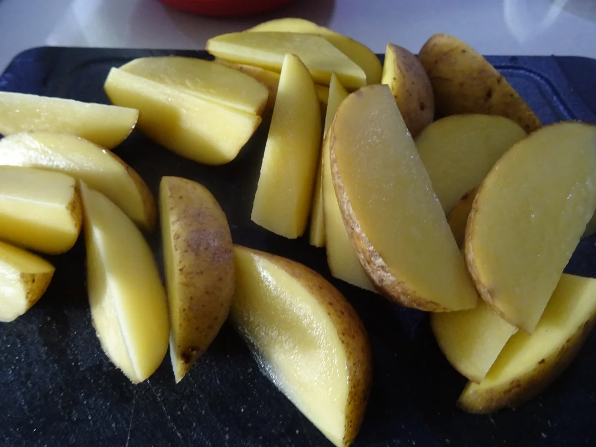 Chorizo-Bällchen in Cheddar-Chili-Soße, Kartoffel-Wedges und Pimientos de Patrón - Rezept - Bild Nr. 7957