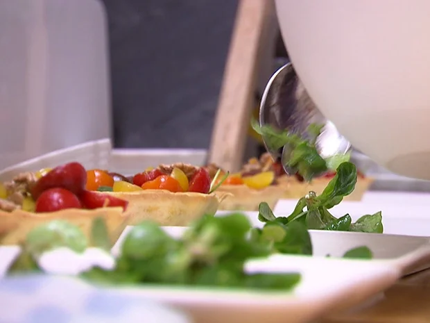 Rezept: Parmesan-Törtchen mit bunten Tomaten, karamellisierten Walnüssen und Rucola Bild Nr. 7952 Parmesan-Törtchen mit bunten Tomaten, karamellisierten Walnüssen und Rucola - Rezept - Bild Nr. 7952