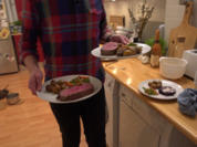 Rostbraten mit Brezelkruste dazu Drillingskartoffeln, Frühlingsgemüse und Rotweinsauce - Rezept - Bild Nr. 7956