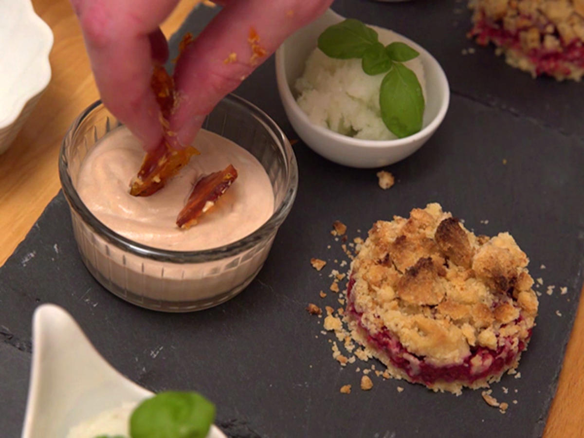 Himbeer-Erdnuss-Küchlein, Espresso-Creme mit Mandelkrokant und Zitronen ...