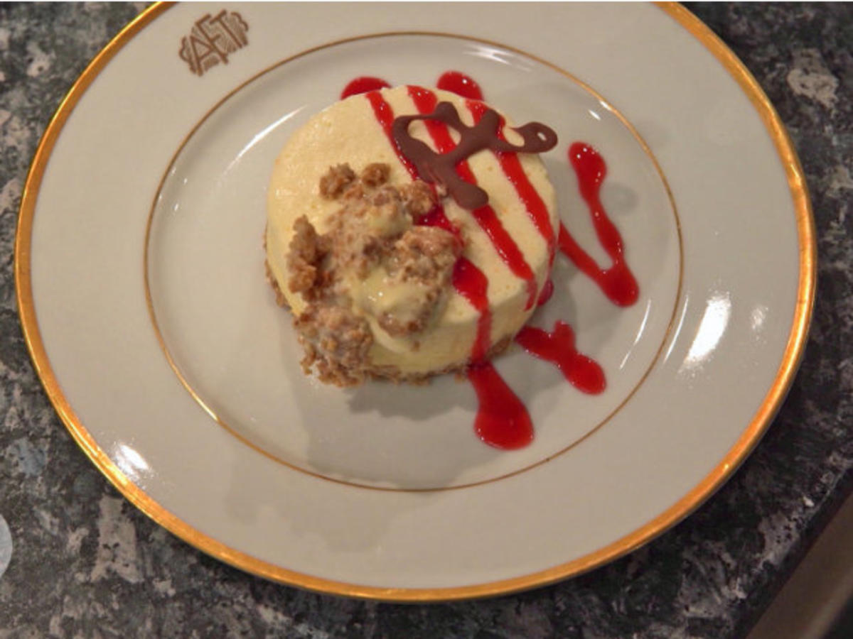 Frozen Cheesecake auf Digestive/Hobbits Boden, dazu Himbeer Coulis ...