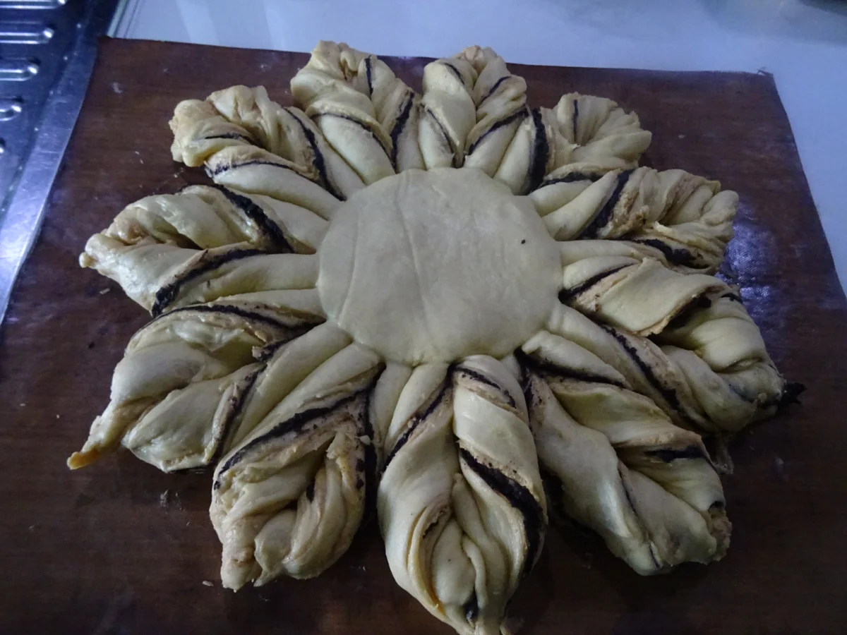 Oster-Blume mit Erdnuss-Schoko-Füllung - Rezept - Bild Nr. 7962