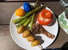 Gegrillte Lammkoteletts mit grünem Spargel, gefüllten Tomaten und Kartoffelspießen - Rezept - Bild Nr. 7978